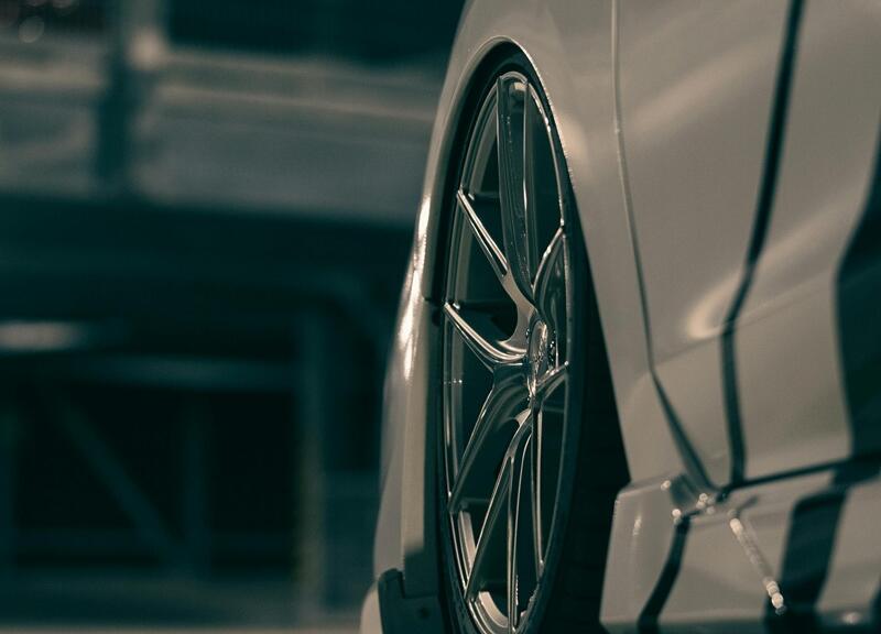 Auto sportive modificate presentate su una piattaforma tuning