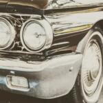 Primo piano sul faro di un’auto d’epoca