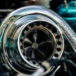 Tecnico che esegue la rimappatura della centralina su un’auto sportiva