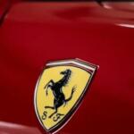 Una classica Ferrari F40 rossa parcheggiata al contrario nel garage,